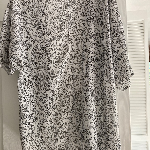 Beautiful Size Small  wrap Black & White - Picture 2 of 3
